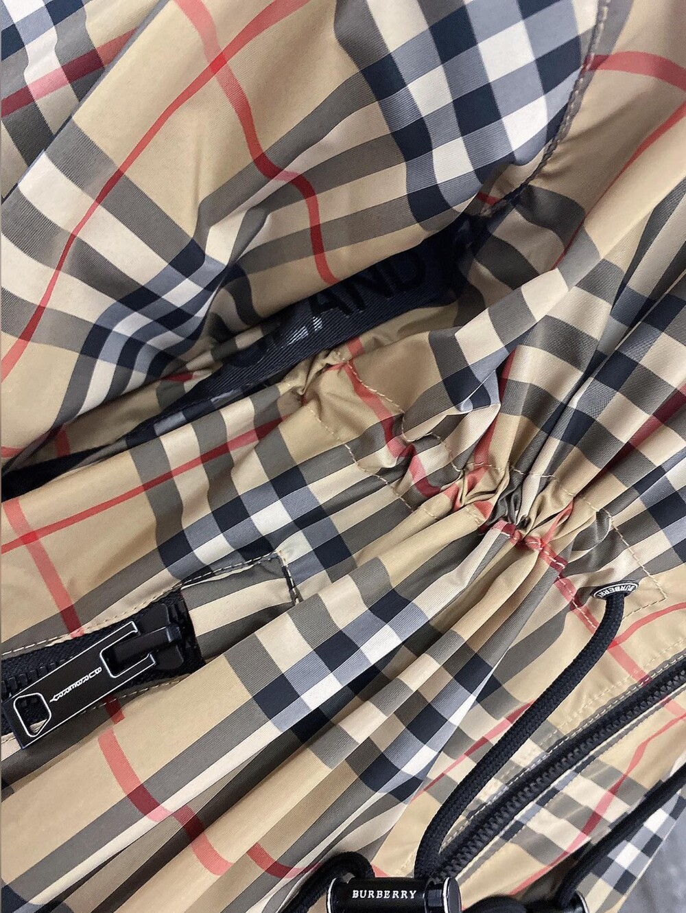 Burberry Vintage Check Windbreaker Hooded Jacket - Picture 5 of 8